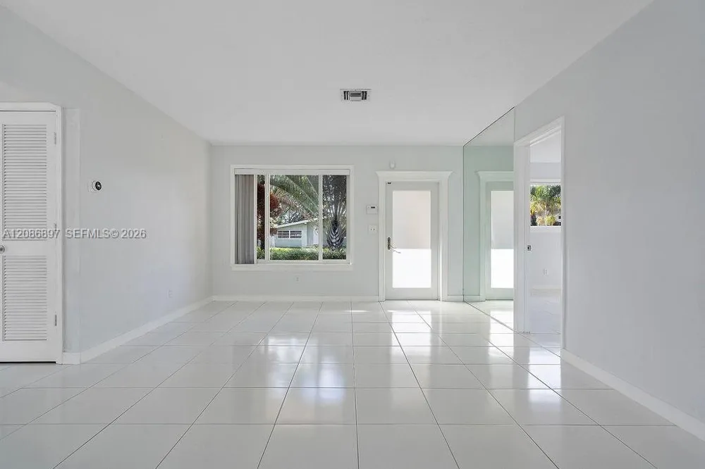 2475 NE 214th St Aventura, FL 33180