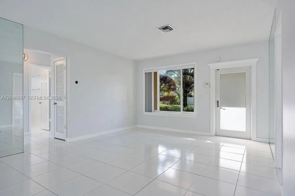 2475 NE 214th St Aventura, FL 33180
