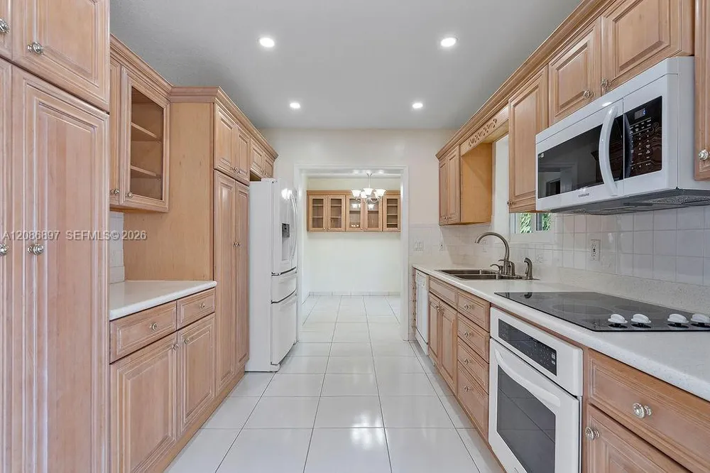 2475 NE 214th St Aventura, FL 33180