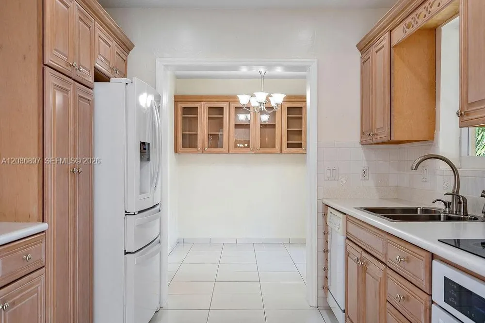 2475 NE 214th St Aventura, FL 33180