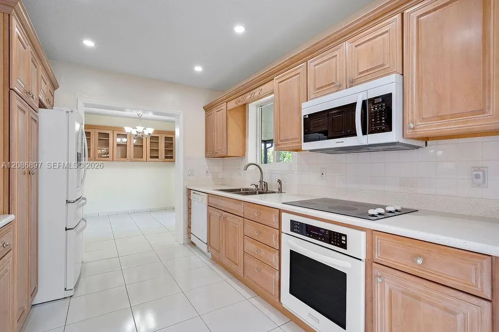 2475 NE 214th St Aventura, FL 33180