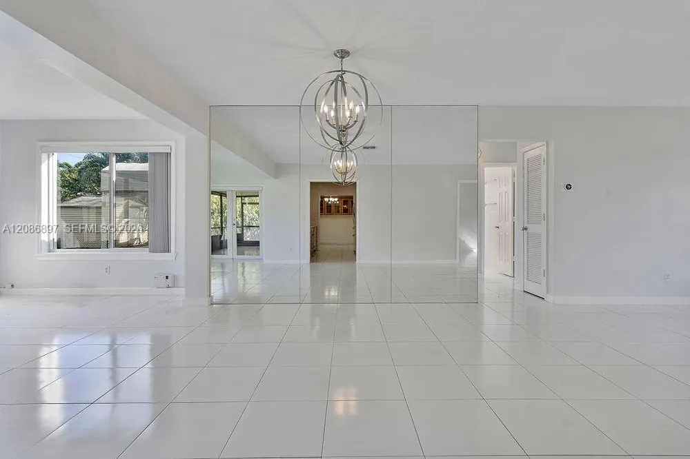 2475 NE 214th St Aventura, FL 33180
