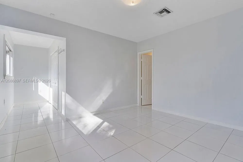 2475 NE 214th St Aventura, FL 33180