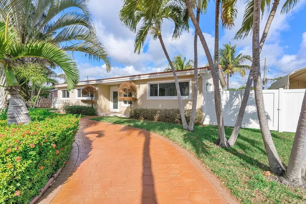 2475 NE 214th St Aventura, FL 33180