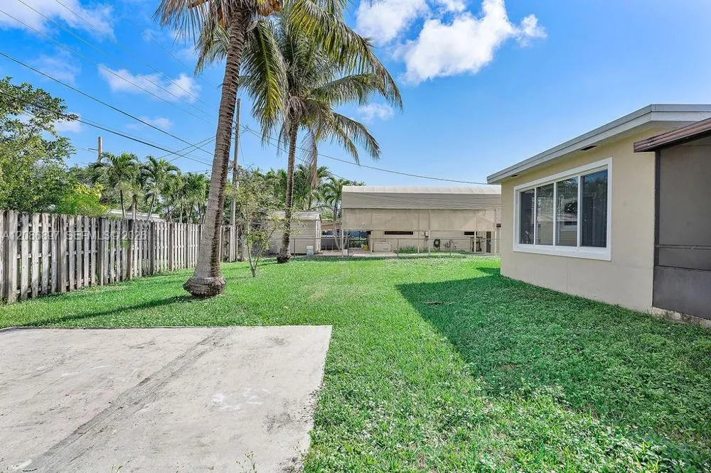 2475 NE 214th St Aventura, FL 33180