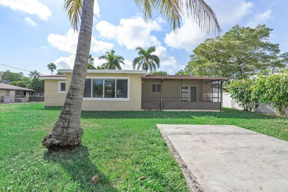 2475 NE 214th St Aventura, FL 33180
