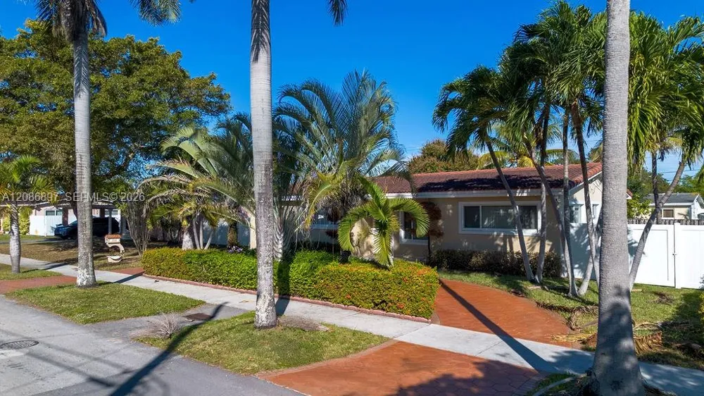 2475 NE 214th St Aventura, FL 33180