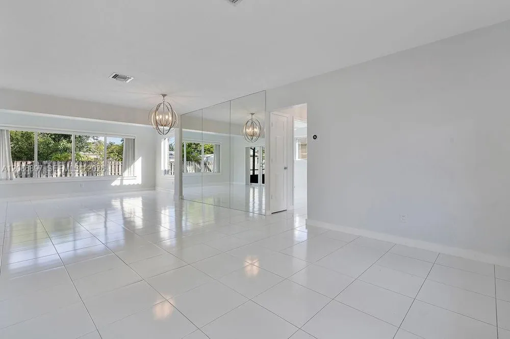 2475 NE 214th St Aventura, FL 33180