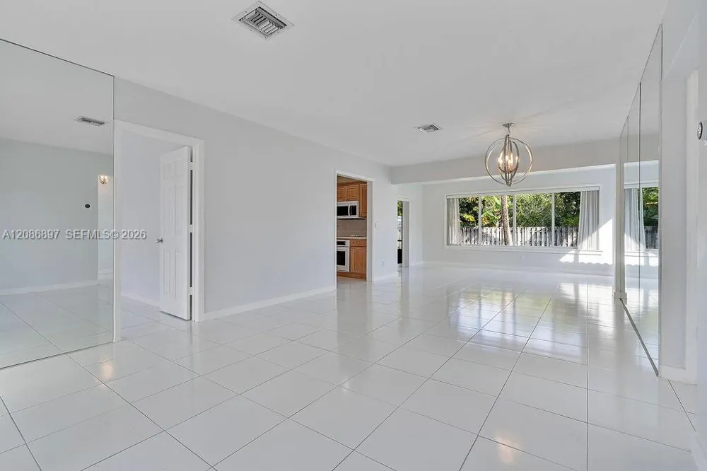 2475 NE 214th St Aventura, FL 33180