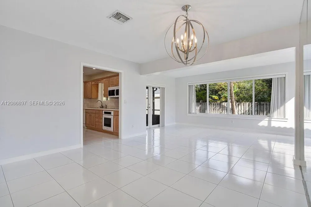 2475 NE 214th St Aventura, FL 33180