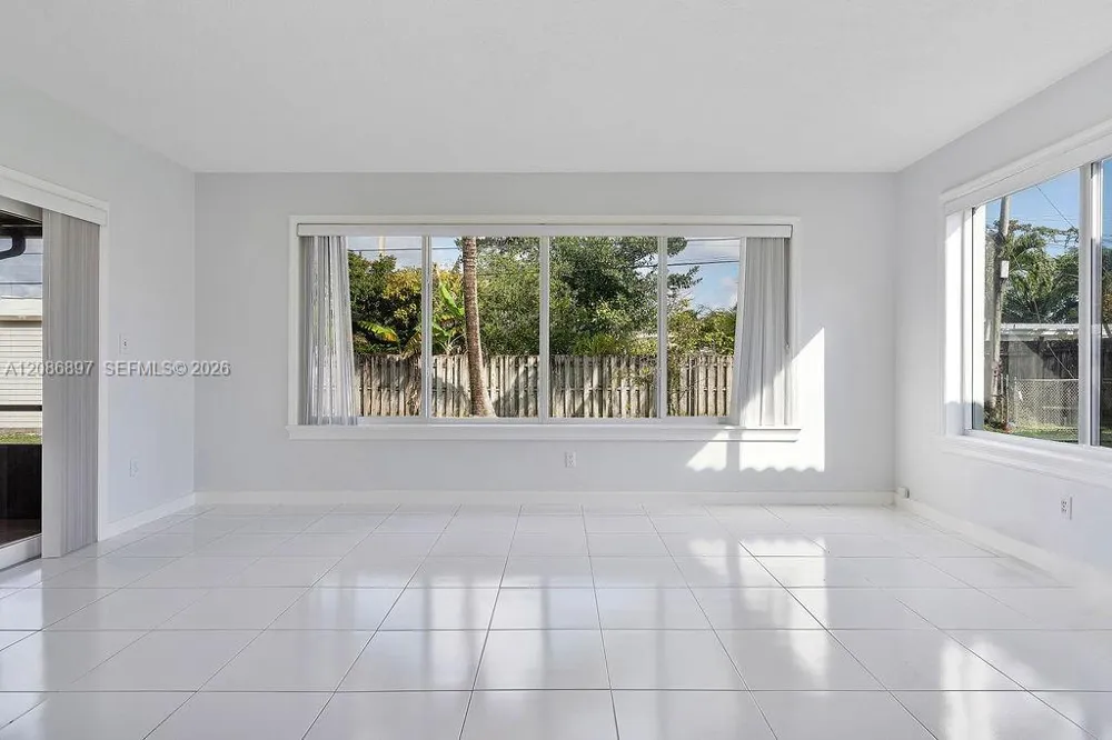 2475 NE 214th St Aventura, FL 33180