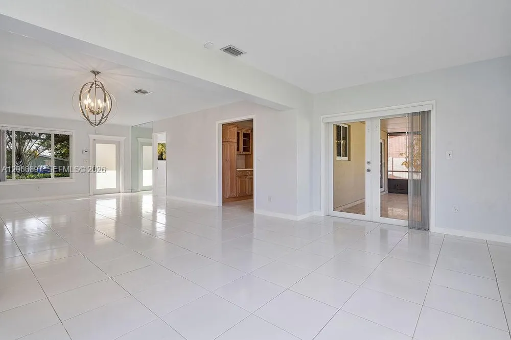 2475 NE 214th St Aventura, FL 33180