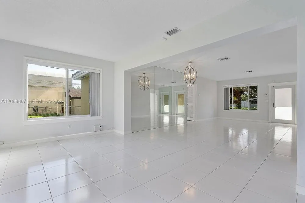 2475 NE 214th St Aventura, FL 33180