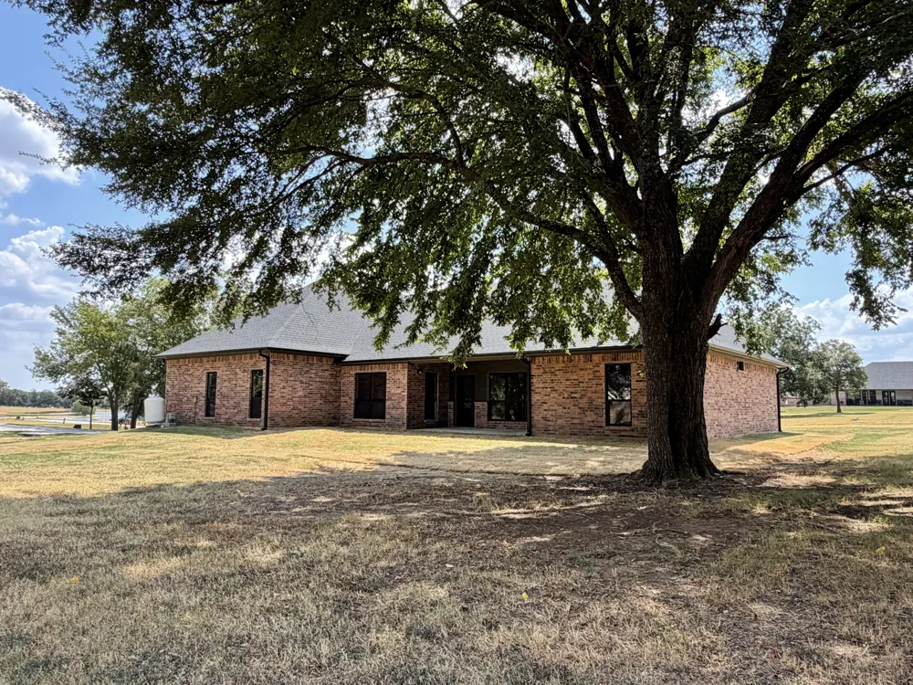 33 Wilderness Road Calera, OK 74730