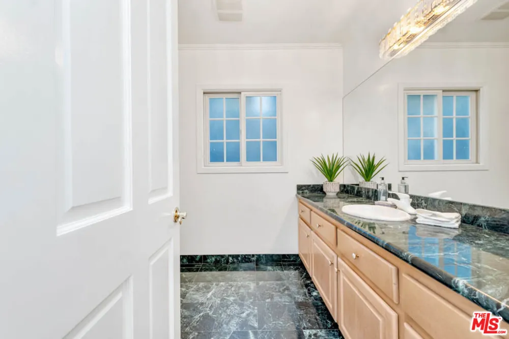 109 Maple Drive Beverly Hills, CA 90210