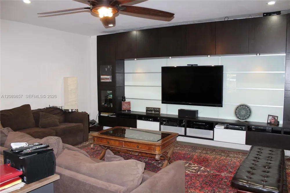 6121 NW 40th St Virginia Gardens, FL 33166