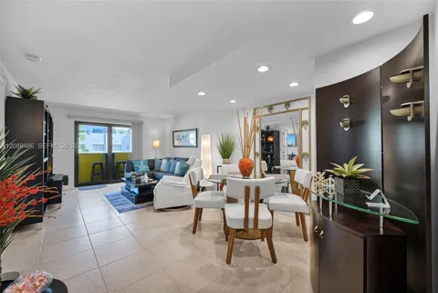 1334 Collins Ave #403