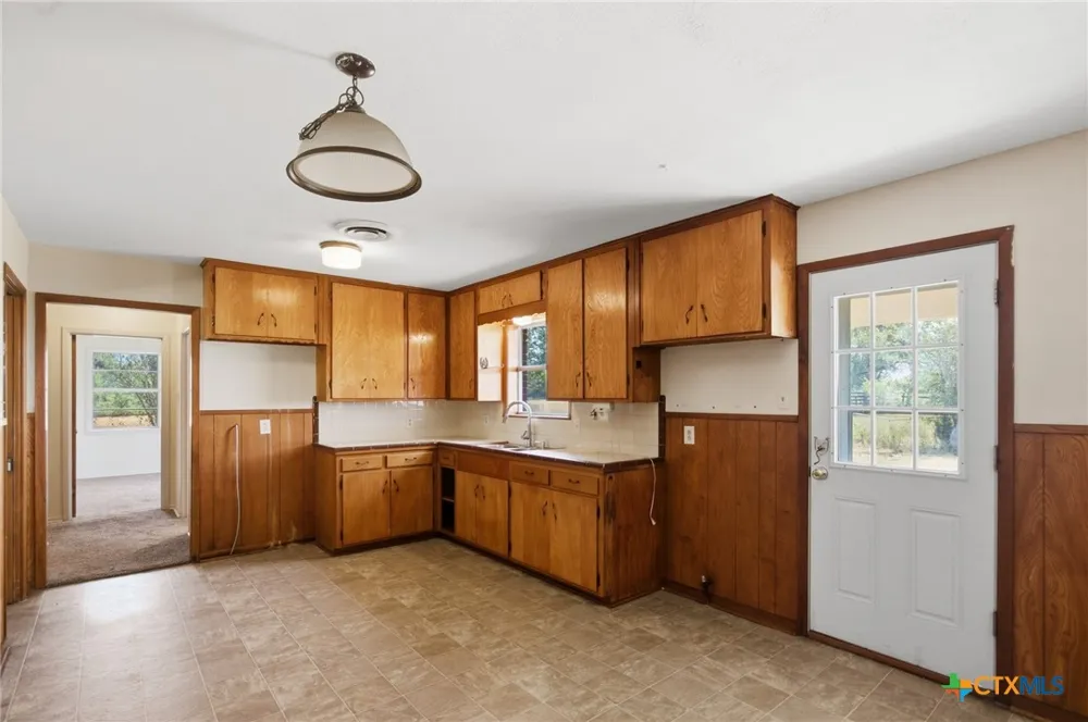 7287 Hanselman Road Victoria, TX 77905