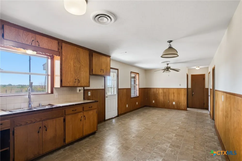 7287 Hanselman Road Victoria, TX 77905