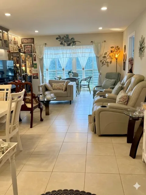 9181 Sunrise Lakes Blvd #312