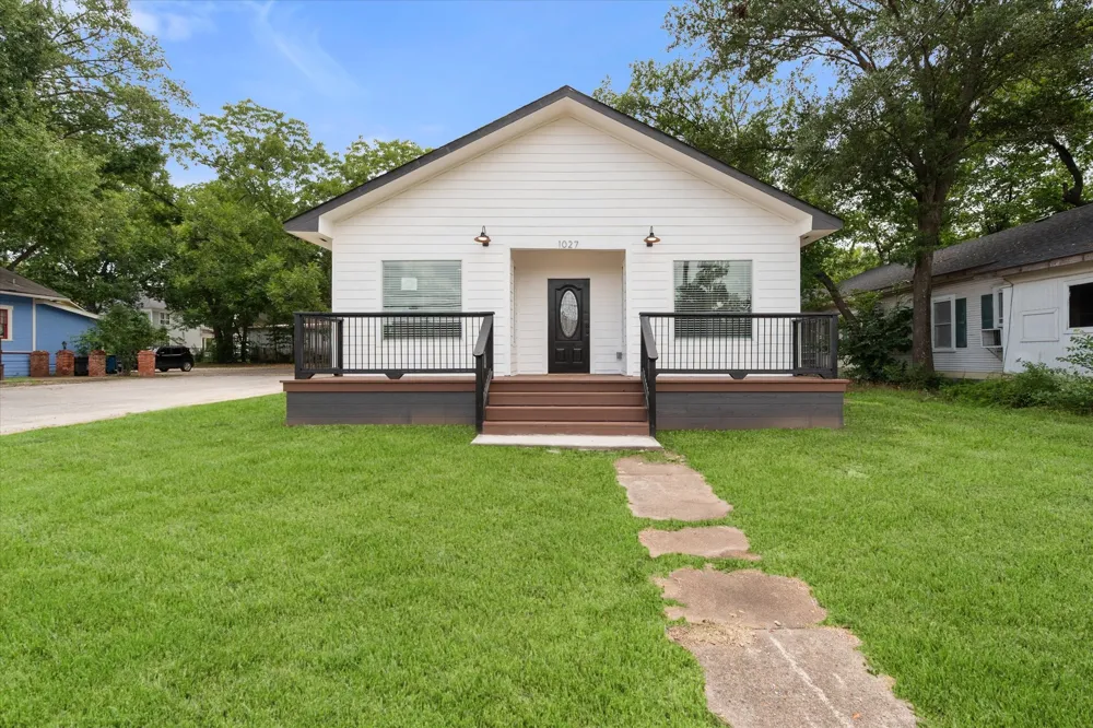 1027 W 2nd Avenue Corsicana, TX 75110