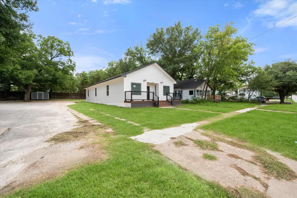 1027 W 2nd Avenue Corsicana, TX 75110