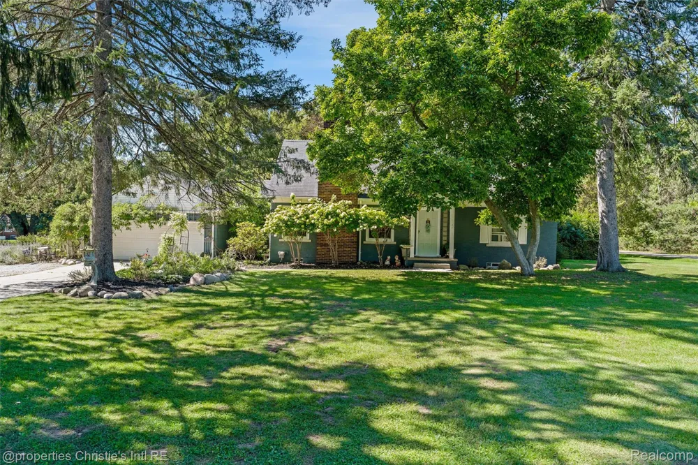 24379 Tamarack Trail Southfield City, MI 48075