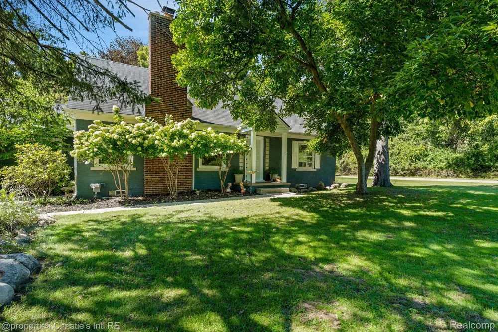 24379 Tamarack Trail Southfield City, MI 48075