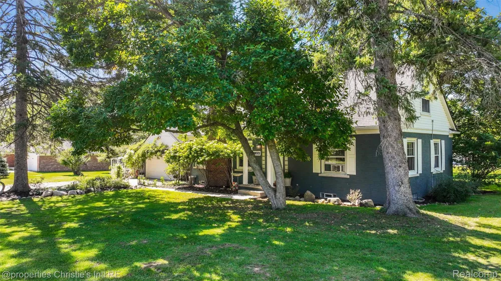 24379 Tamarack Trail Southfield City, MI 48075