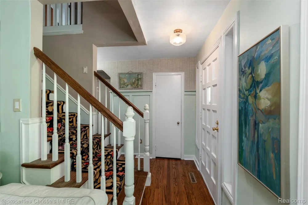 24379 Tamarack Trail Southfield City, MI 48075