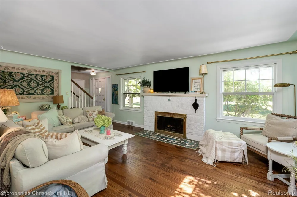 24379 Tamarack Trail Southfield City, MI 48075