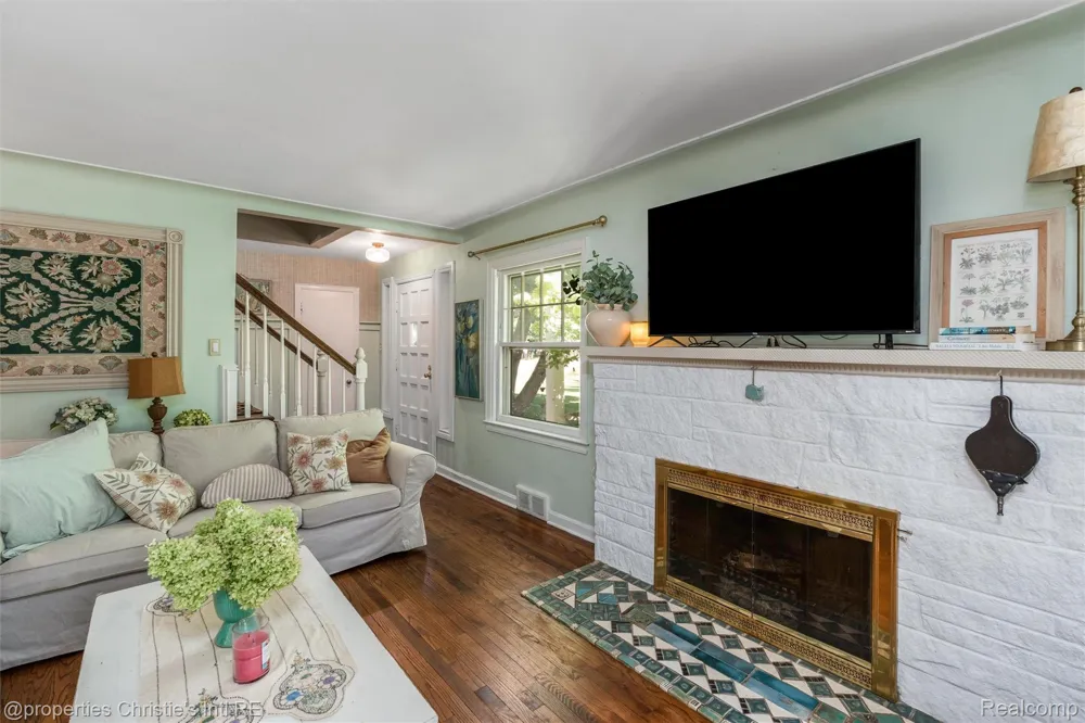 24379 Tamarack Trail Southfield City, MI 48075