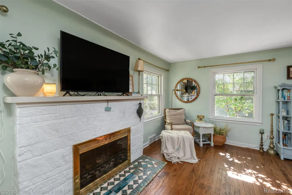 24379 Tamarack Trail Southfield City, MI 48075