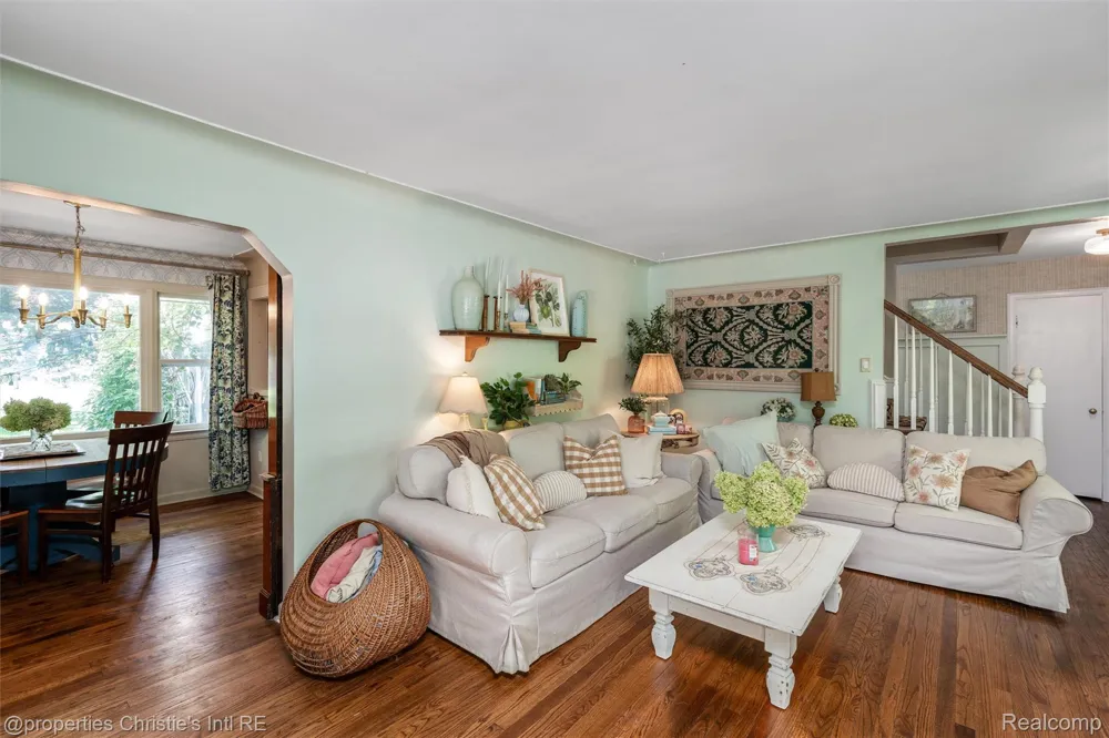 24379 Tamarack Trail Southfield City, MI 48075