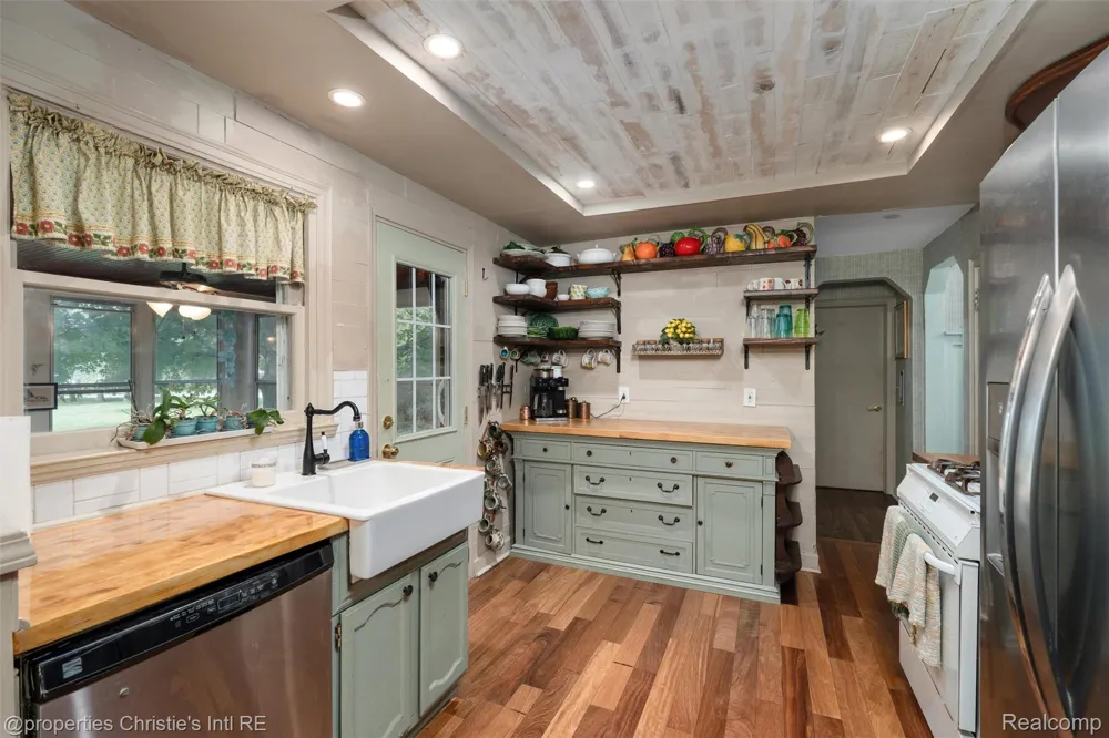 24379 Tamarack Trail Southfield City, MI 48075
