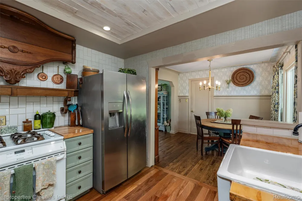 24379 Tamarack Trail Southfield City, MI 48075