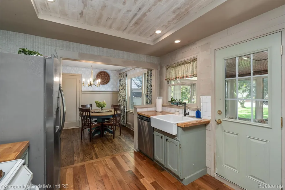 24379 Tamarack Trail Southfield City, MI 48075