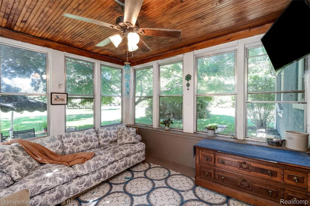 24379 Tamarack Trail Southfield City, MI 48075