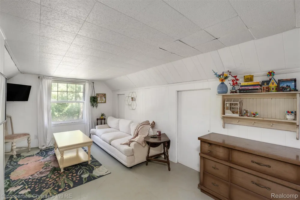 24379 Tamarack Trail Southfield City, MI 48075