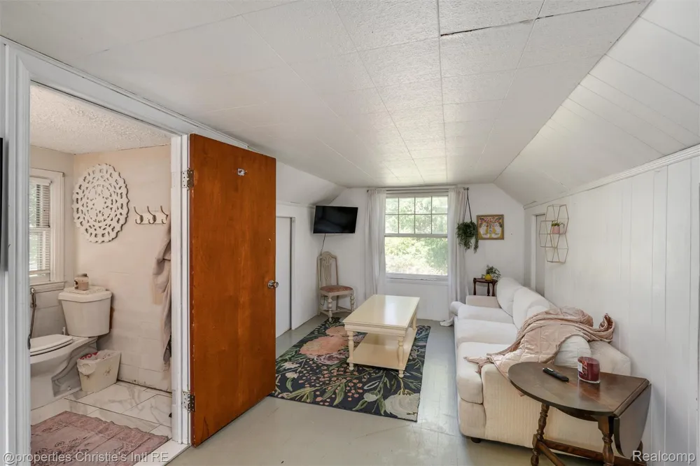 24379 Tamarack Trail Southfield City, MI 48075
