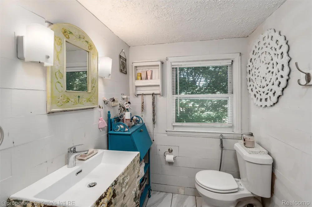 24379 Tamarack Trail Southfield City, MI 48075