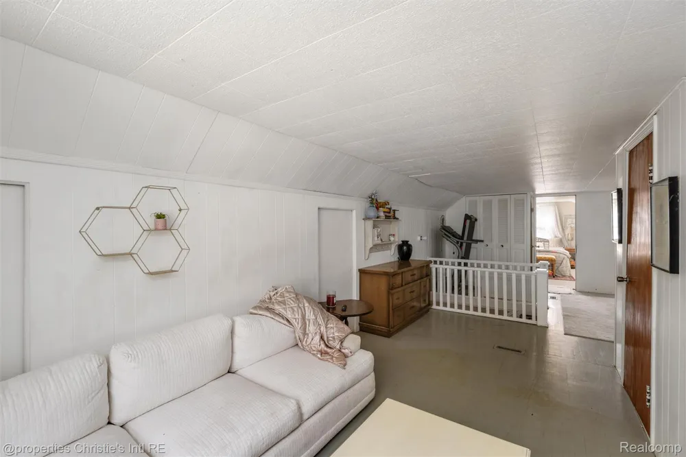 24379 Tamarack Trail Southfield City, MI 48075