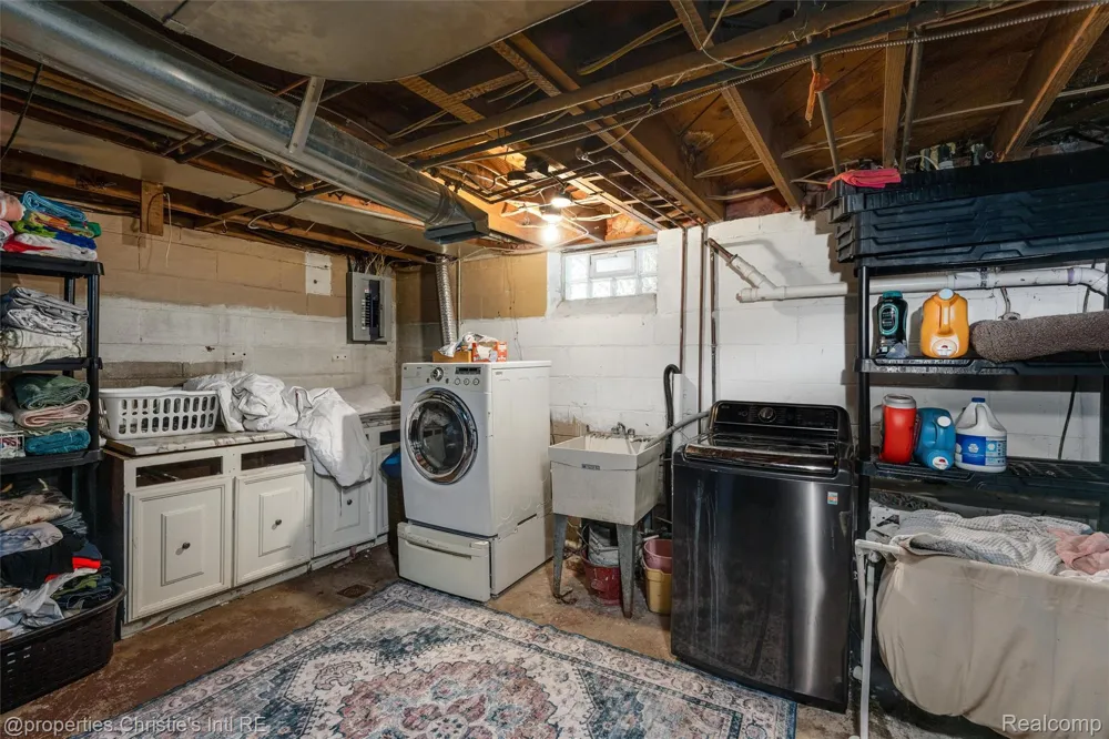 24379 Tamarack Trail Southfield City, MI 48075