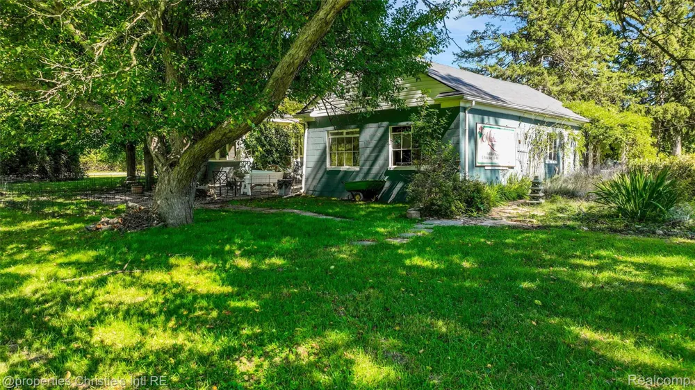 24379 Tamarack Trail Southfield City, MI 48075