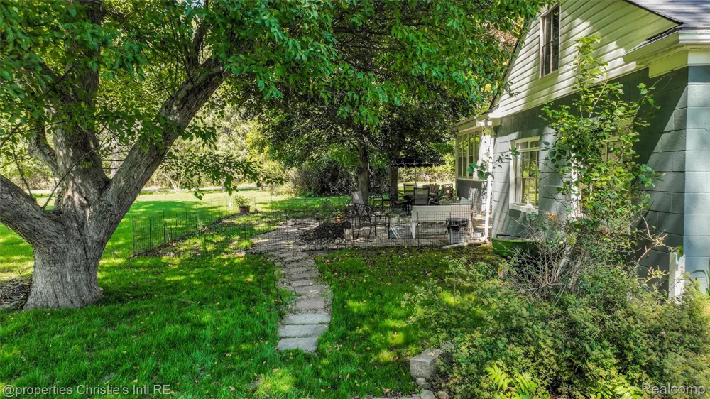 24379 Tamarack Trail Southfield City, MI 48075