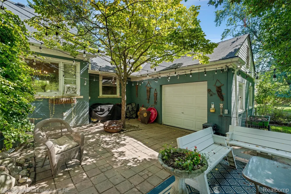 24379 Tamarack Trail Southfield City, MI 48075