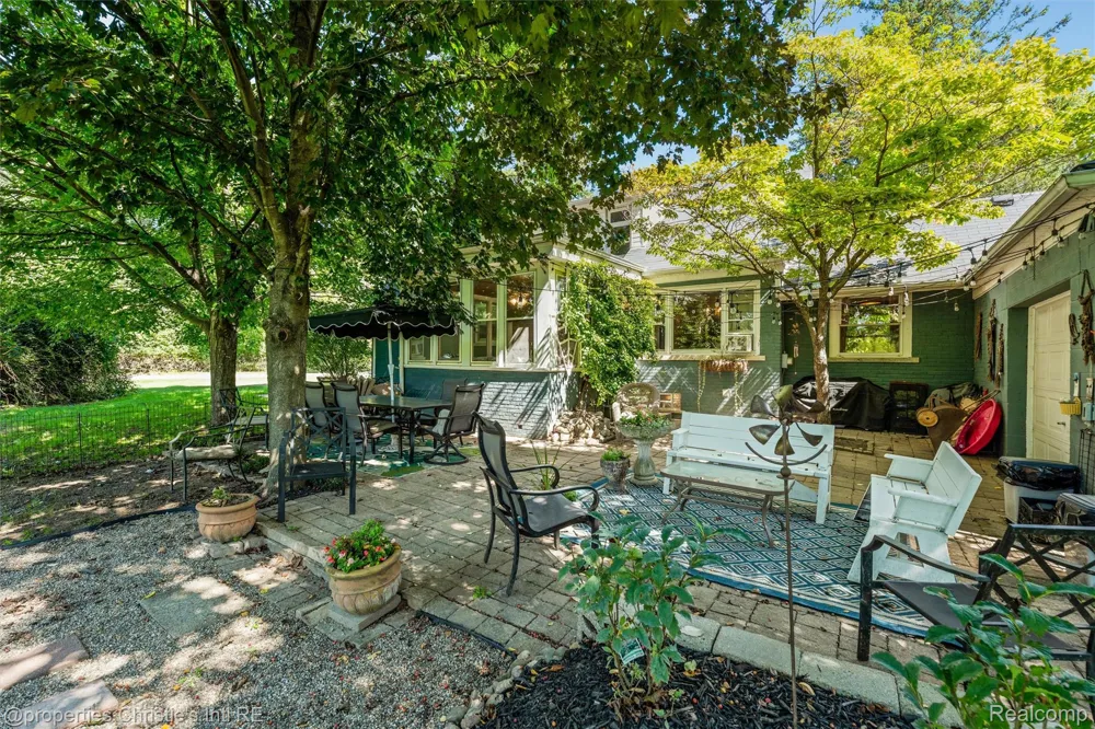 24379 Tamarack Trail Southfield City, MI 48075