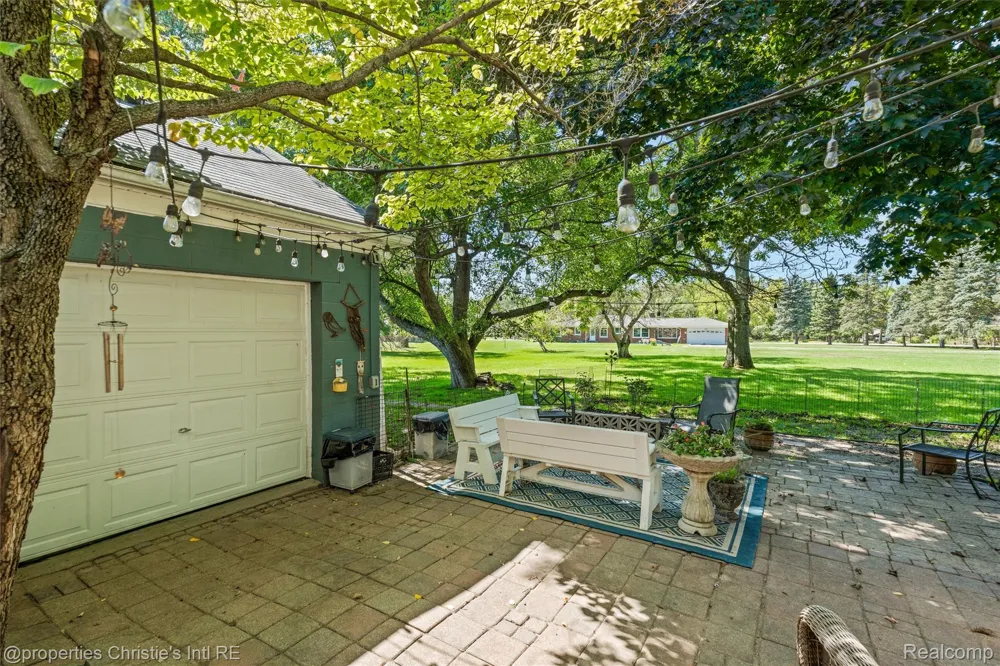 24379 Tamarack Trail Southfield City, MI 48075