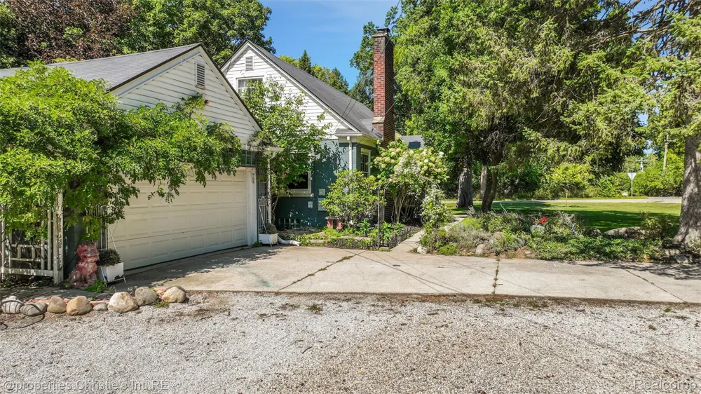 24379 Tamarack Trail Southfield City, MI 48075