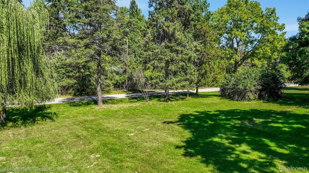24379 Tamarack Trail Southfield City, MI 48075